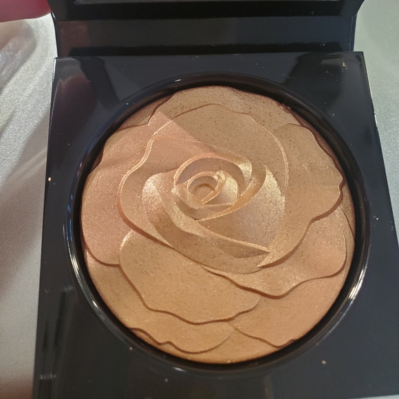 Selena Mac Cosmetic - Picture 2 of 3